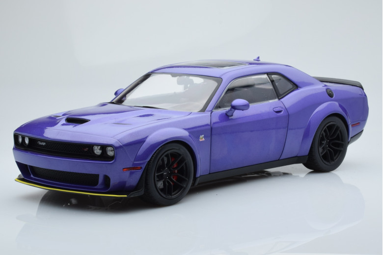 Dodge Challenger R/T Scat Pack Widebody Purple Solido 1/18