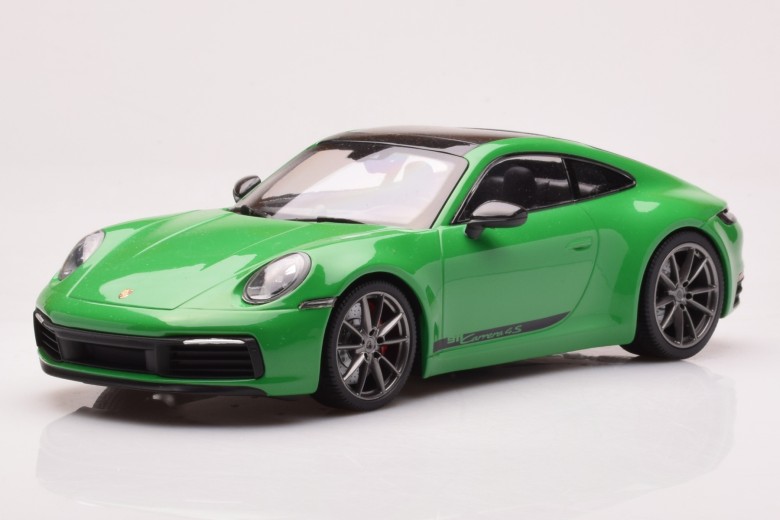 155067325  Porsche 911 992 Carrera 4S With Silver Wheels Python Green Minichamps 1/18