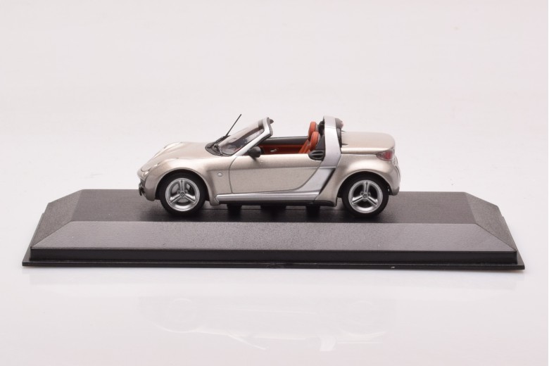 0014178V002C62Q00  Smart Roadster Champagne Remix Minichamps 1/43