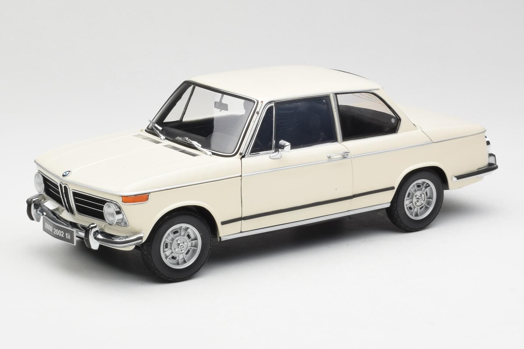 Kyosho 1:18 BMW 2002 Turbo 1974 Modellauto – Weiß, Druckguss Mit öffnenden Türen
