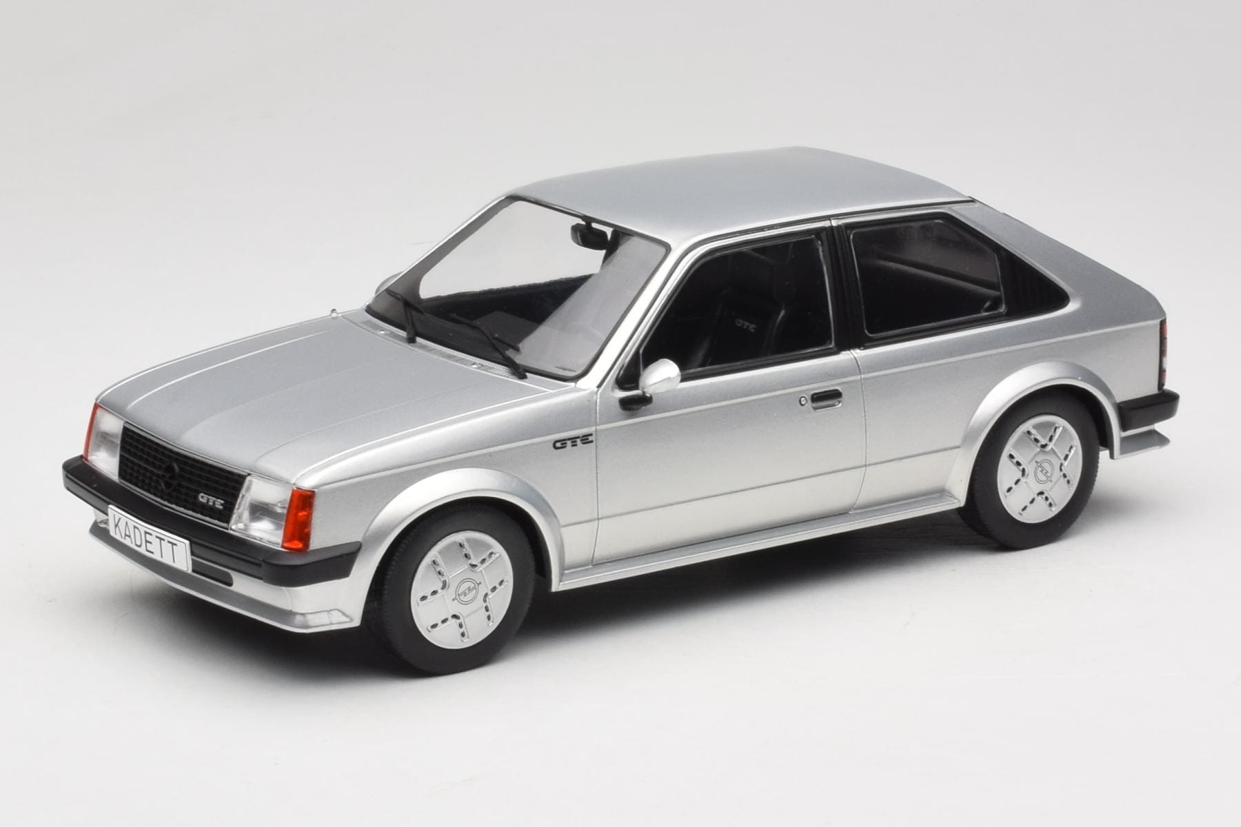 Modèle Réduit Opel Kadett D GTE 1983 Au 1/18 - MCG18533 - Métal - Neuf