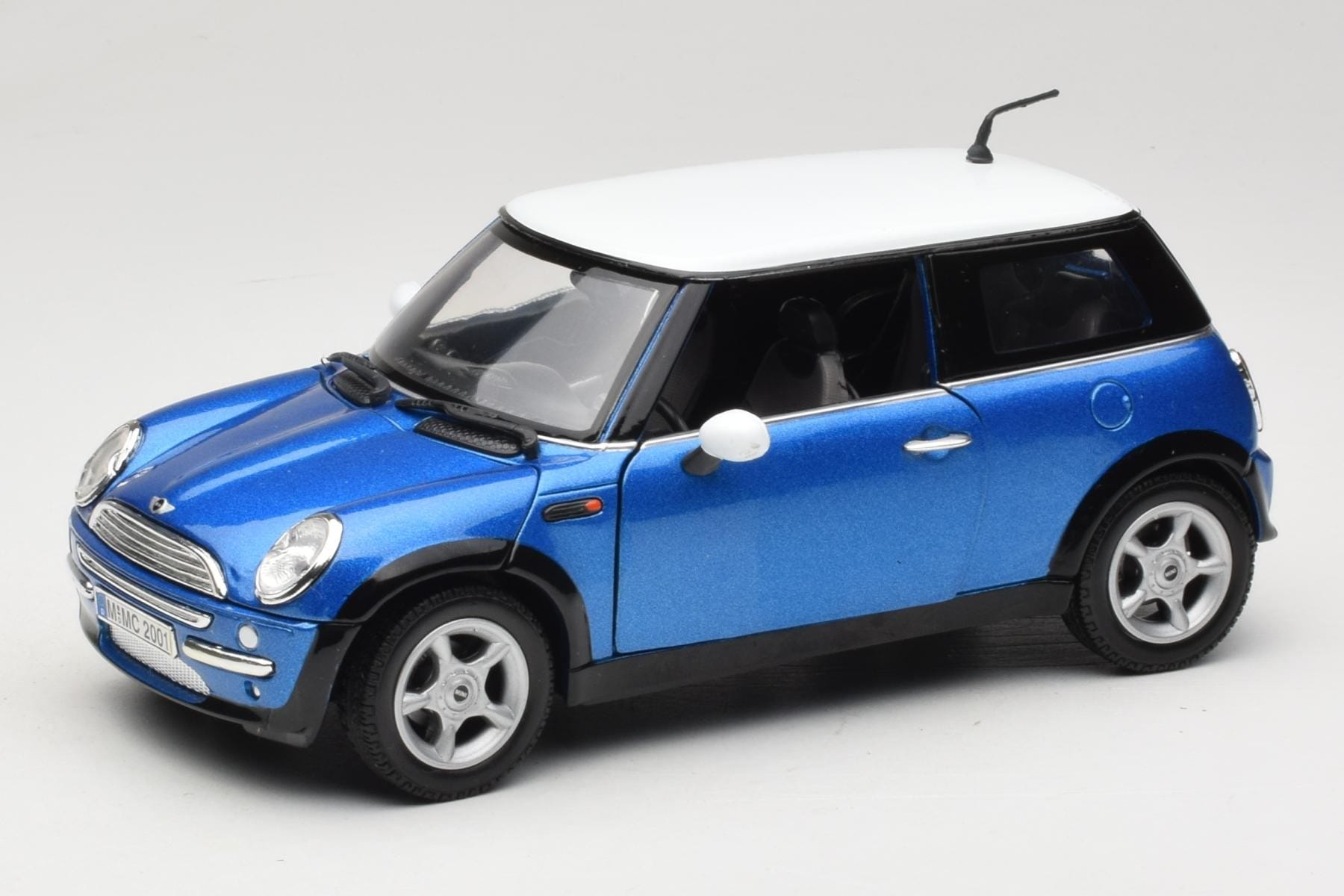 Mini Cooper R50 Blue with White Roof Mondo Motors 1:18