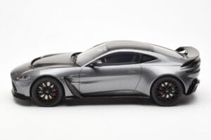 Aston Martin V12 Vantage Magnetic Silver GT Spirit 1:18 GT443 Resin - image 3 of 6