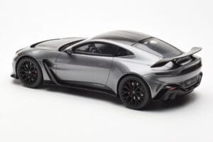 Aston Martin V12 Vantage Magnetic Silver GT Spirit 1:18 GT443 Resin - image 5 of 6