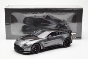 Aston Martin V12 Vantage Magnetic Silver GT Spirit 1:18 GT443 Resin - image 6 of 6