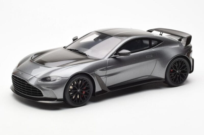 Aston Martin V12 Vantage Magnetic Silver GT Spirit 1:18 GT443 Resin