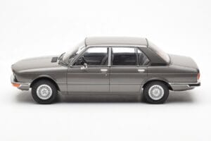 BMW 520i E28 Grey MCG 1:18 MCG18121 Diecast - image 3 of 6