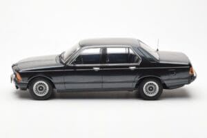 BMW 733i E23 Black Metallic KK-Scale 1:18 KKDC180101 Diecast - image 3 of 6