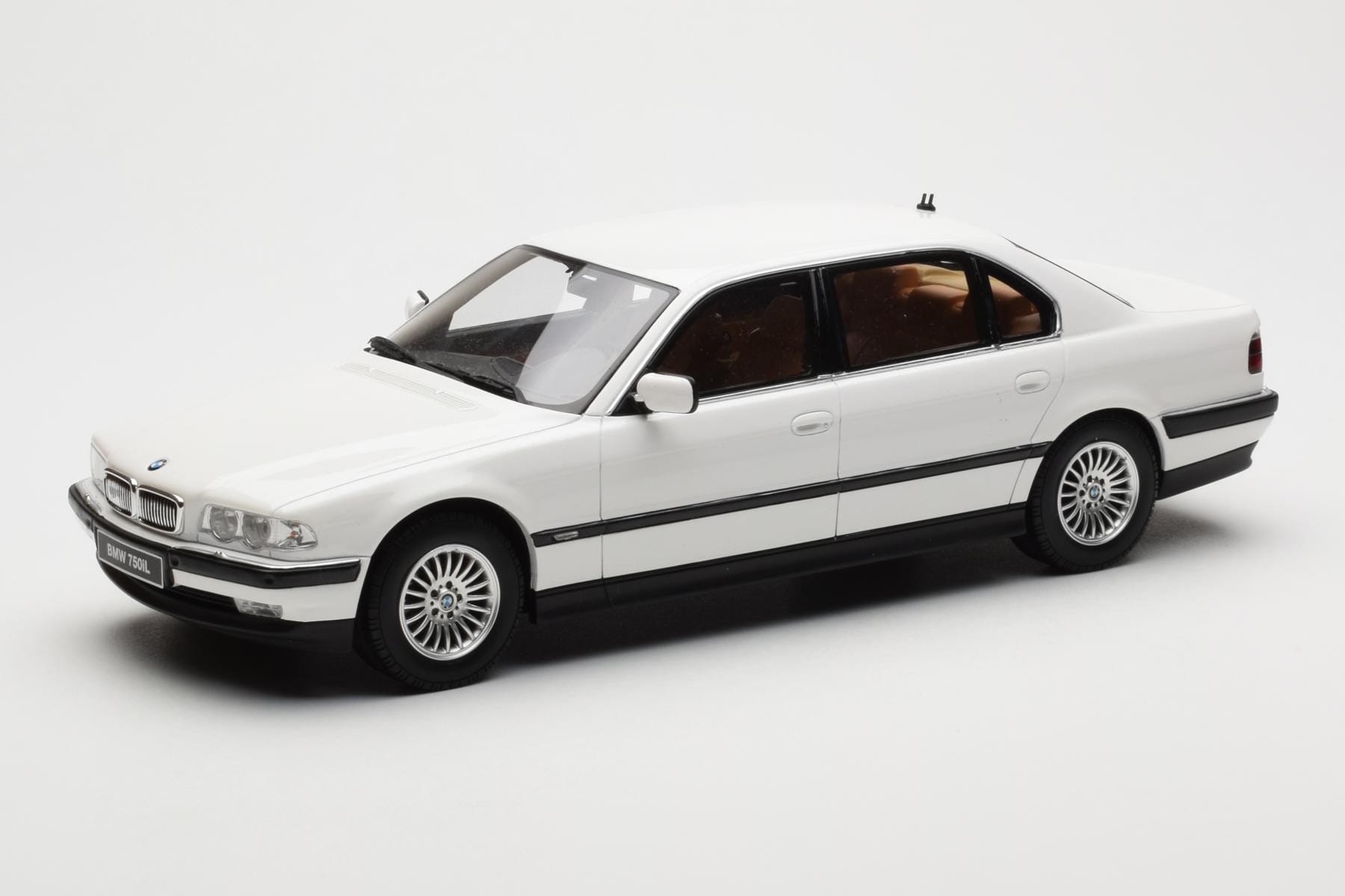 Otto BMW 750iL E38 Asia Exclusive White 1:18
