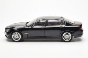 BMW 750Li F02 Facelift Carbon Black Kyosho 1:18 08784BK Diecast - image 4 of 8