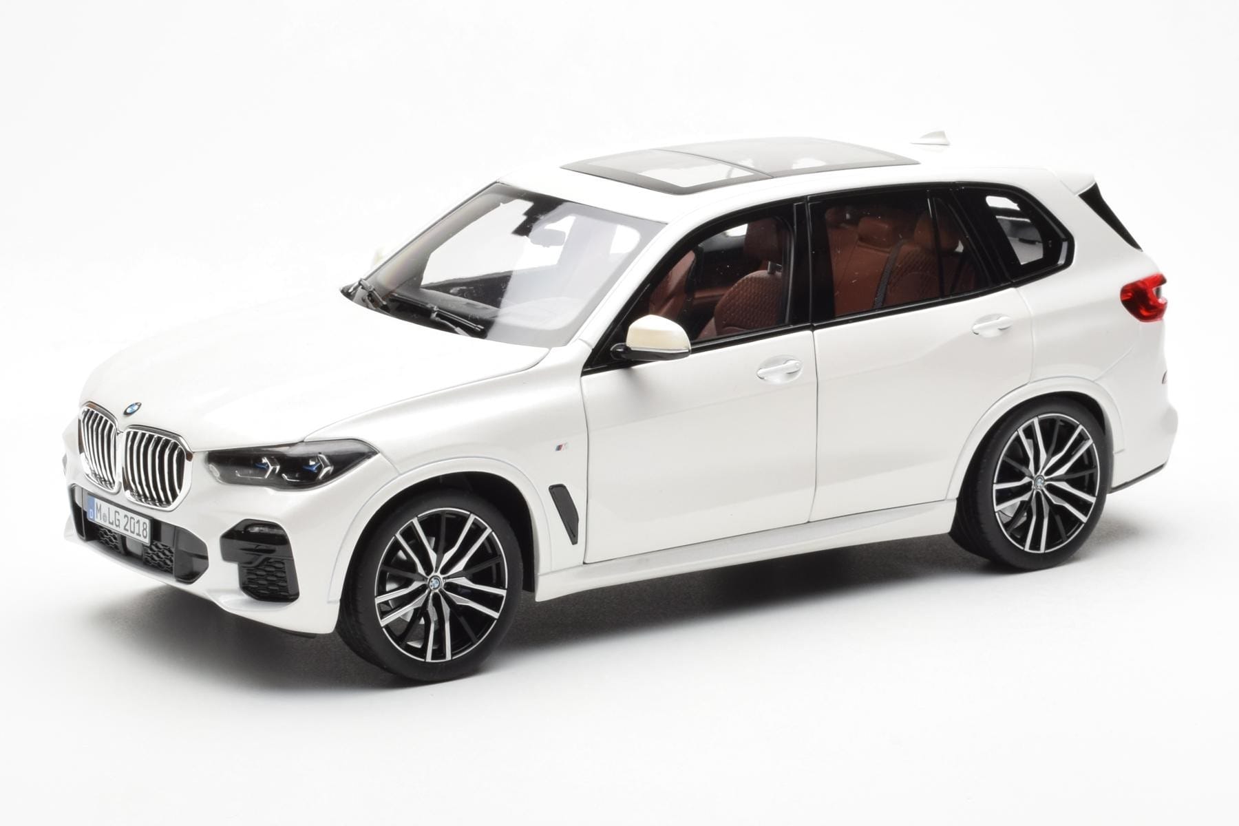 Paragon BMW X5 G05 1:18 White Diecast SUV Model