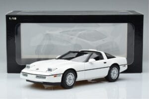 Chevrolet Corvette C4 White AUTOart 1:18 71243 Diecast - image 8 of 8