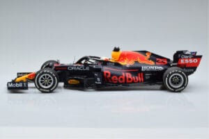 Red Bull Racing RB16B #33 M. Verstappen Abu Dhabi GP F1 World Champion 2021 Minichamps 1:18 110212333 Diecast - image 3 of 6
