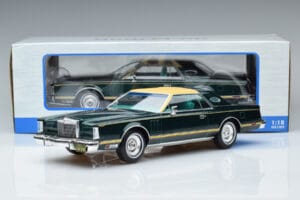 Lincoln Continental Mark V Dark Green MCG 1:18 MCG18404 Diecast - image 6 of 6