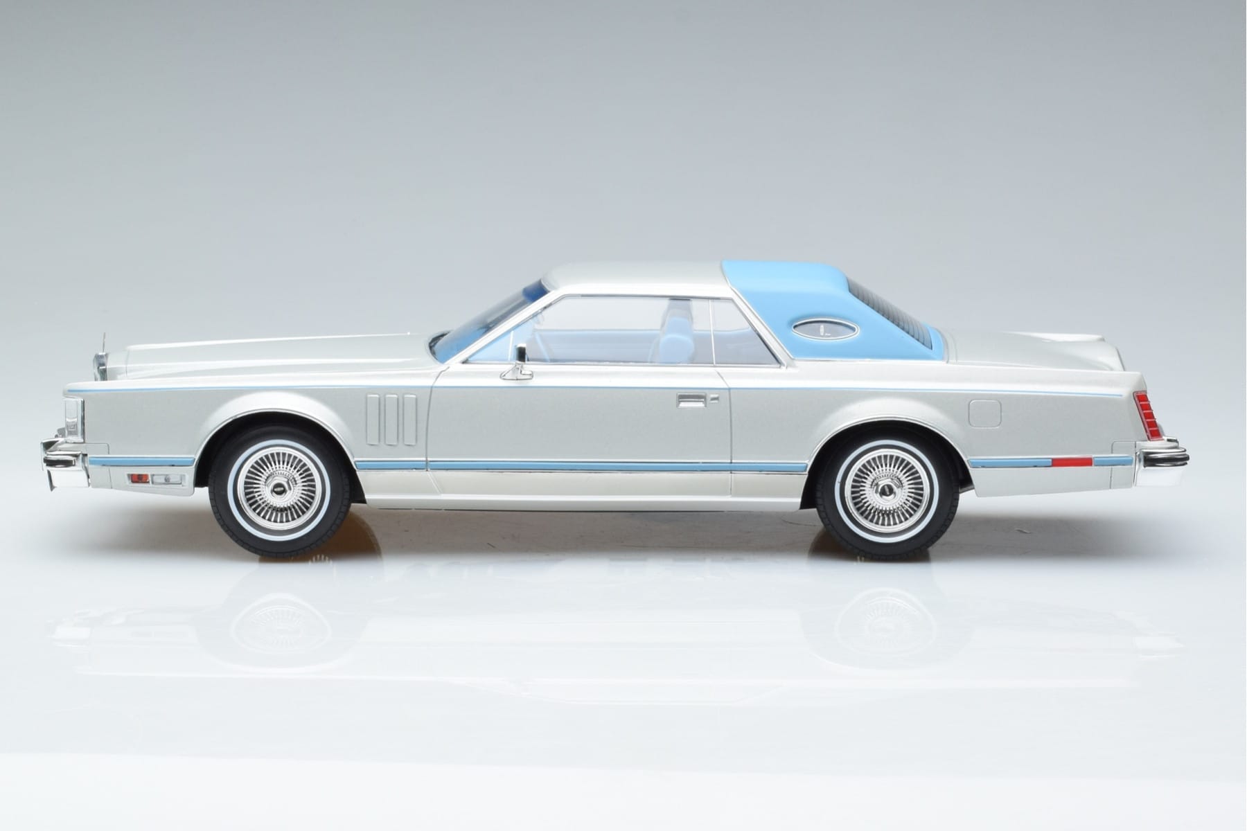 Lincoln Continental Mark V Silver MCG 1:18