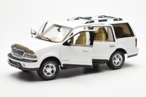 Lincoln Navigator White AUTOart 1:18 72761 Diecast - image 2 of 8