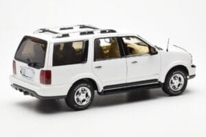 Lincoln Navigator White AUTOart 1:18 72761 Diecast - image 3 of 8