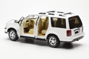 Lincoln Navigator White AUTOart 1:18 72761 Diecast - image 5 of 8