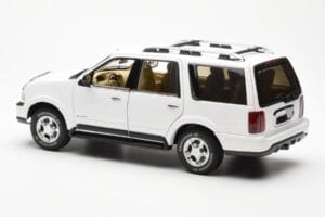 Lincoln Navigator White AUTOart 1:18 72761 Diecast - image 7 of 8