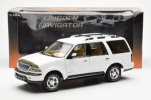 Lincoln Navigator White AUTOart 1:18 72761 Diecast - image 8 of 8