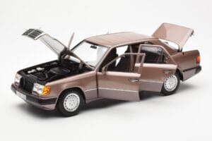 Mercedes 230E W124 Rosewood Metallic Dealer Edition Norev 1:18 B66040697 Diecast - image 2 of 8
