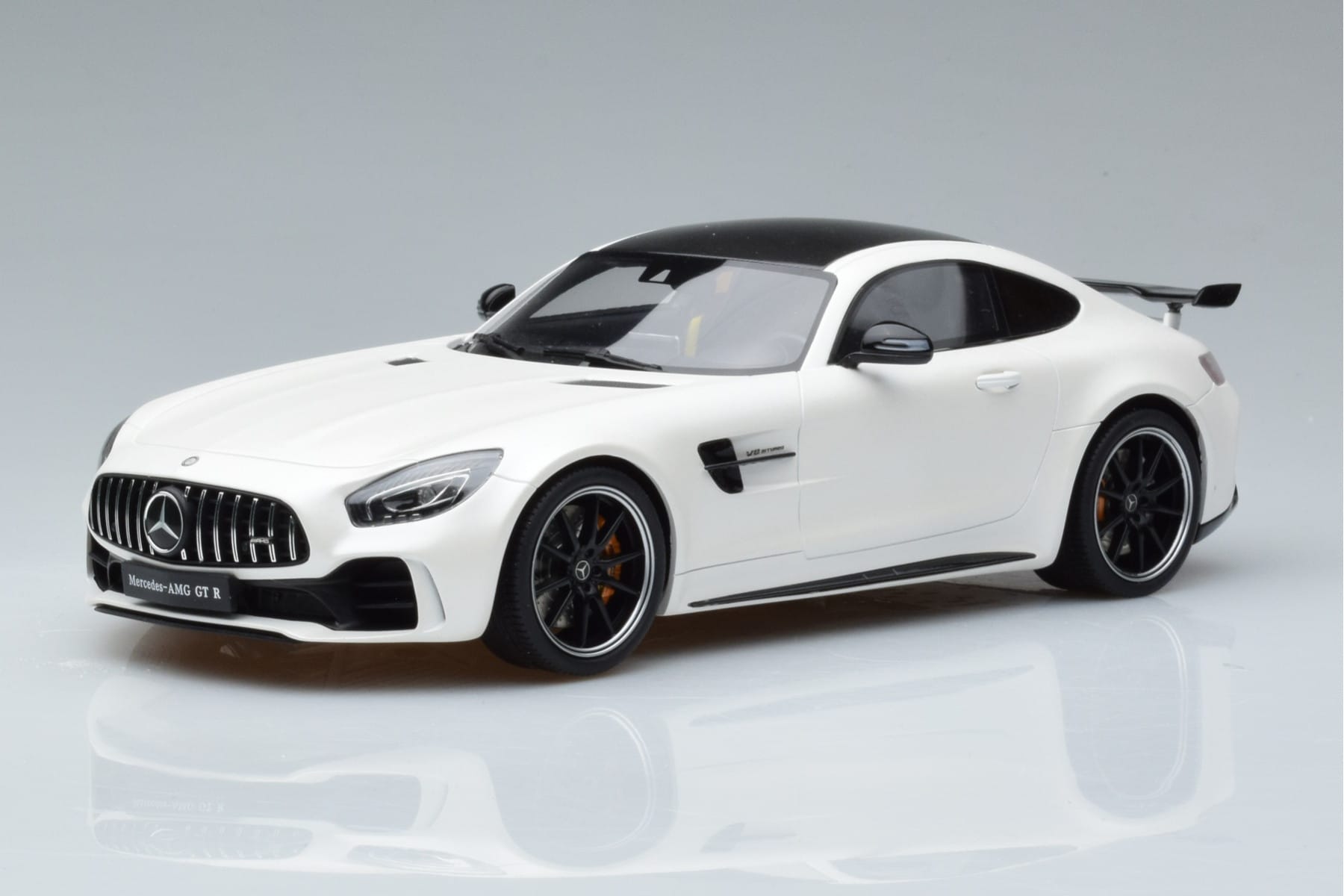 1/18 GTスピリット　ベンツ　AMG GT R 後期　ミニカー　ホワイト GT Spirit Mercedes AMG GT R 1:18 White Resin Model
