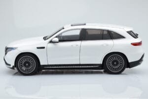 Mercedes EQC 400 Diamond White NZG 1:18 B66963756 Diecast - image 4 of 8