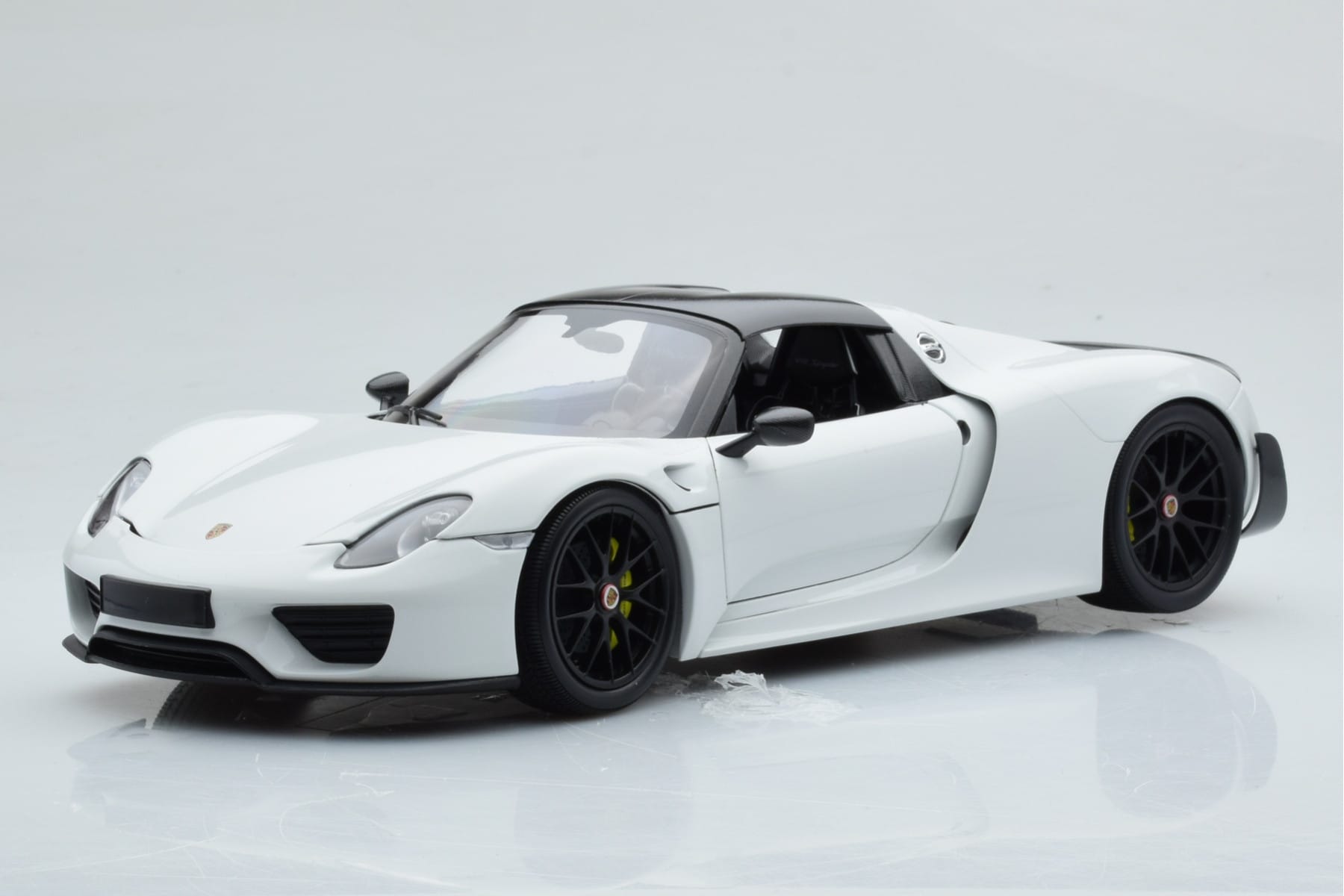 Minichamps Porsche 918 Spyder Weissach 1:18 Diecast