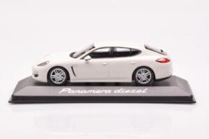 Porsche Panamera 970 Diesel Carrara White Minichamps 1:43 WAP0200090C Diecast