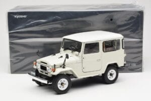 Toyota Land Cruiser FJ40 Van White Kyosho 1:18 08971W Diecast - image 8 of 8