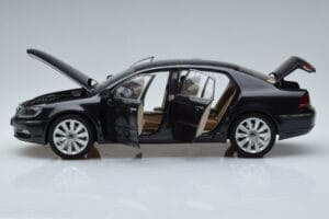 Volkswagen Phaeton V6 Mazeppa Gray Kyosho 1:18 08831MBK Diecast - image 4 of 9