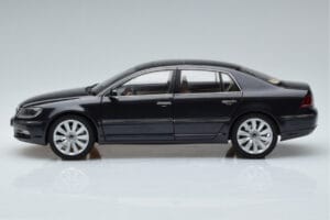 Volkswagen Phaeton V6 Mazeppa Gray Kyosho 1:18 08831MBK Diecast - image 5 of 9