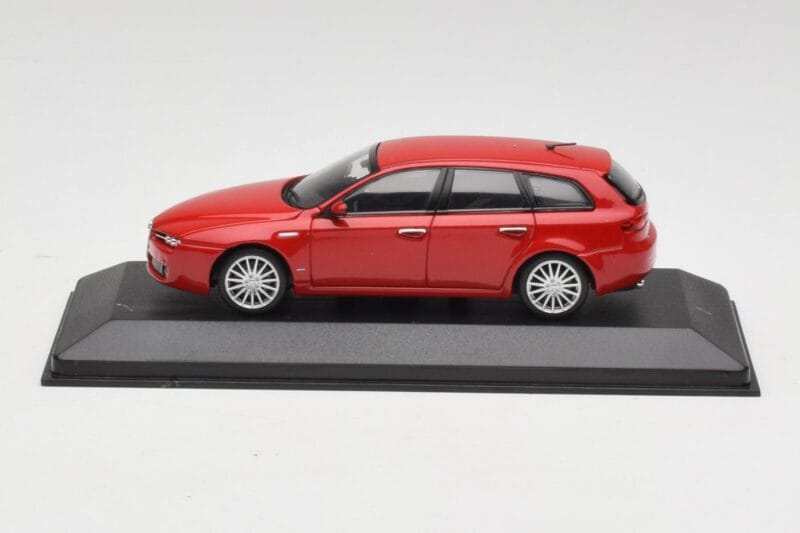 Alfa Romeo 159 Sportwagon Alfa Red Minichamps 1:43 400120511 Diecast