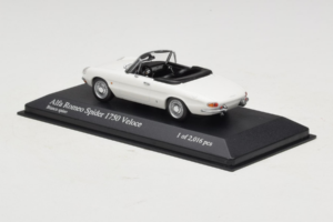 Alfa Romeo 1750 Spider Veloce White Minichamps 1:43 400120530 Diecast - image 3 of 4