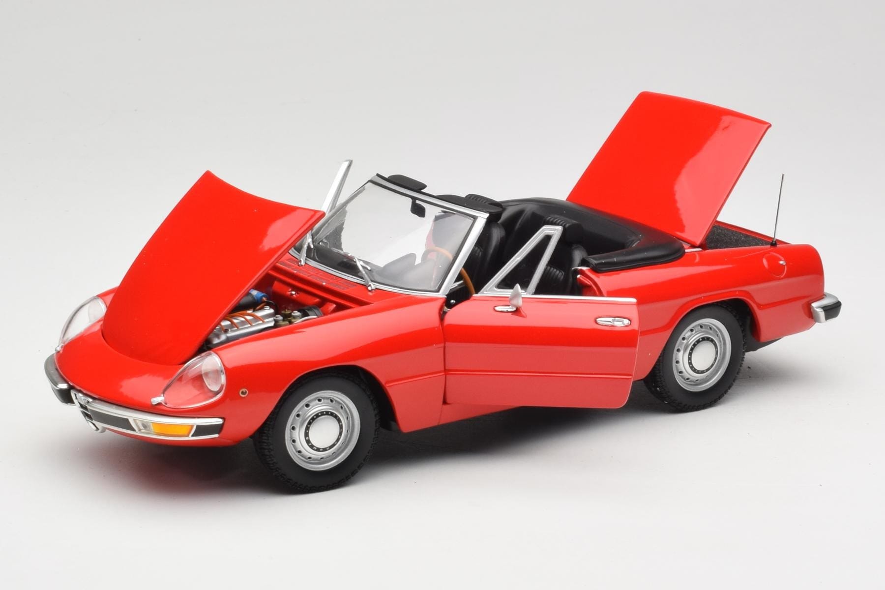 Minichamps Alfa Romeo 2000 Spider 1:18 Red 1970