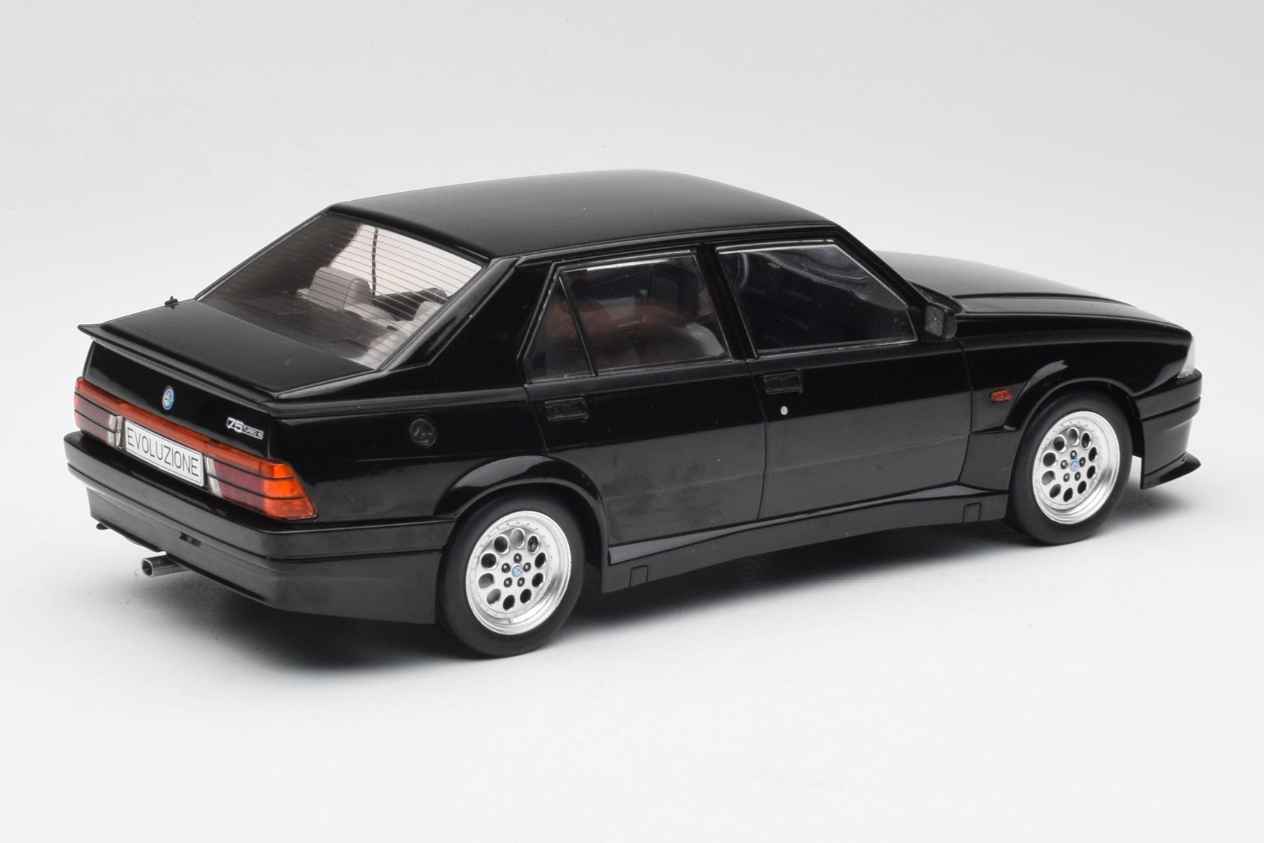 MCG Alfa Romeo 75 Turbo Evoluzione Black 1:18