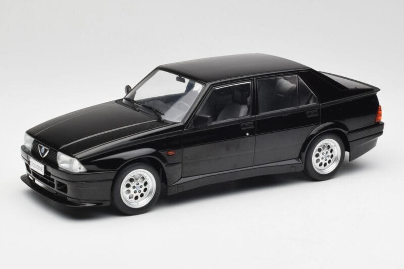 Alfa Romeo 75 Turbo Evoluzione Black MCG 1:18 MCG18429 Diecast