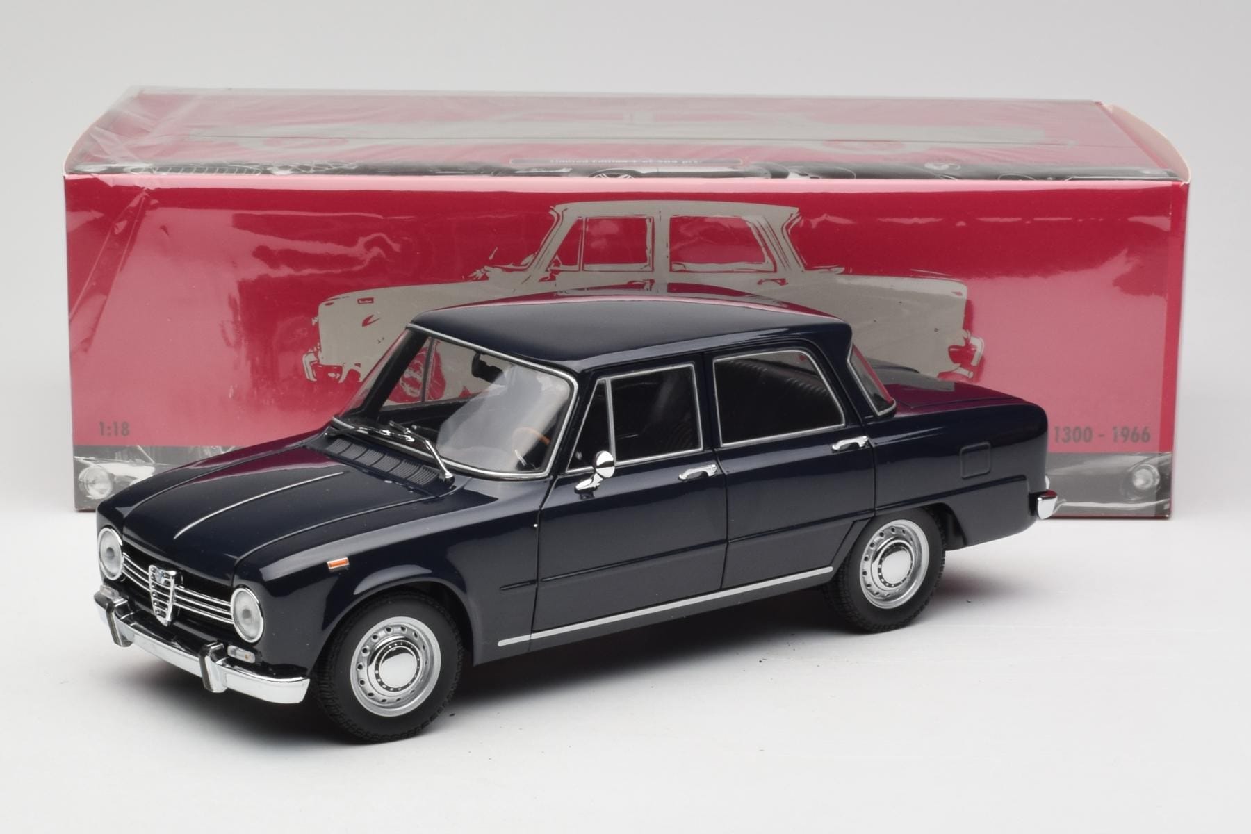 ミニチャンプス アルファロメオ GIULIA 1300 1970 1/18 Diecast model