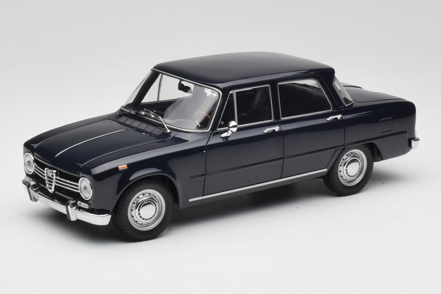 ミニチャンプス アルファロメオ GIULIA 1300 1970 1/18 Diecast model