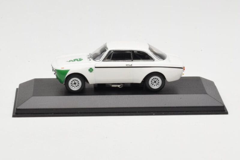 Alfa Romeo Giulia 1300 GTA Junior White Minichamps 1:43 400120601 Diecast