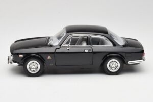 Alfa Romeo Giulia Sprint GTA Black Road Signature 1:18 92348 Diecast - image 4 of 8
