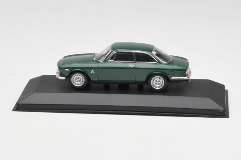 Alfa Romeo Giulia GTA 1300 Junior Green Minichamps 1:43 ALFA010 Diecast