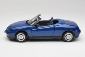 Alfa Romeo Spider 916 Periwinkle Blue Maisto 1:18 50308 Diecast - image 3 of 7