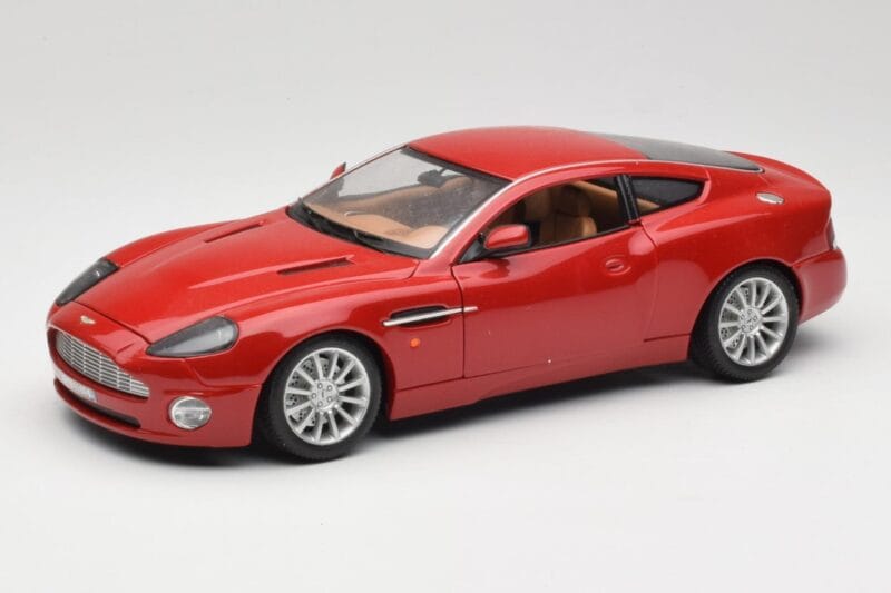 Aston Martin V12 Vanquish Red Bburago 1:18 34063 Diecast