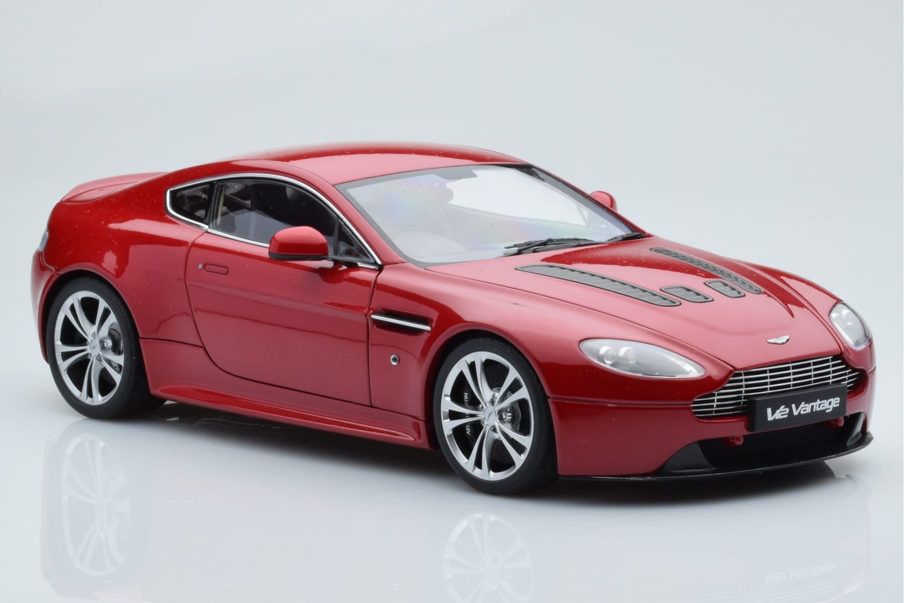 Aston Martin V12 Vantage Red AUTOart 1:18