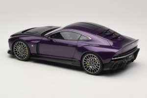 Aston Martin Valour Dark Blue GT Spirit 1:18 GT944 Resin - image 5 of 6
