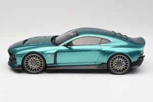 Aston Martin Valour Racing Green GT Spirit 1:18 GT480 Resin - image 3 of 6