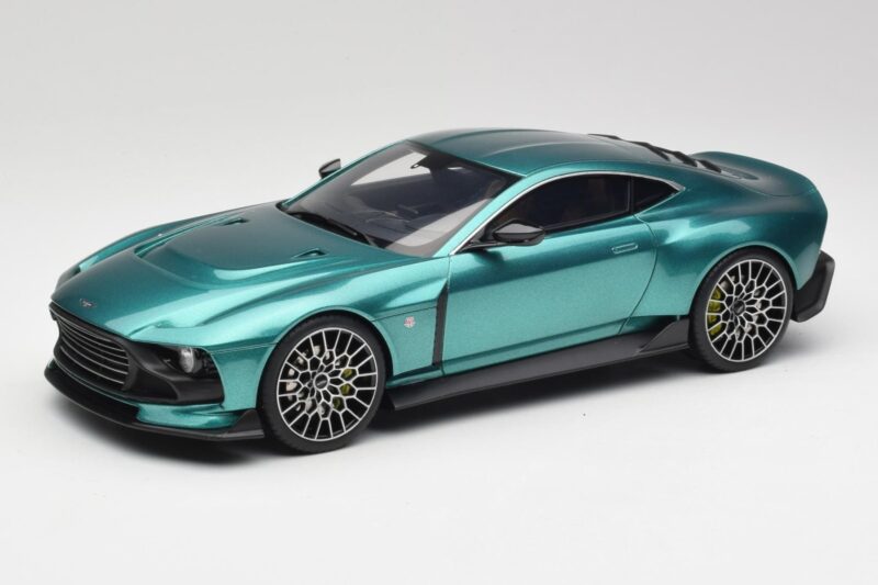 Aston Martin Valour Racing Green GT Spirit 1:18 Aston Martin Valour Racing Green GT Spirit 1:18 GT480 Resin
