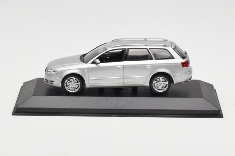 Audi A4 B7 Avant Silver Minichamps 1:43 AUDI009 Diecast