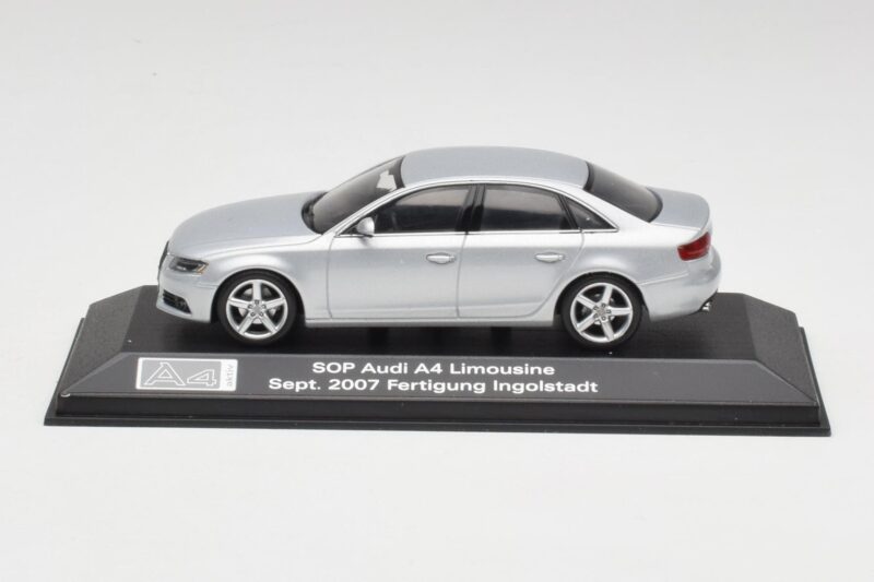 Audi A4 B8 3.2 Quattro Ice Silver Minichamps 1:43 Audi A4 B8 3.2 Quattro Ice Silver Minichamps 1:43 5010704113 Diecast